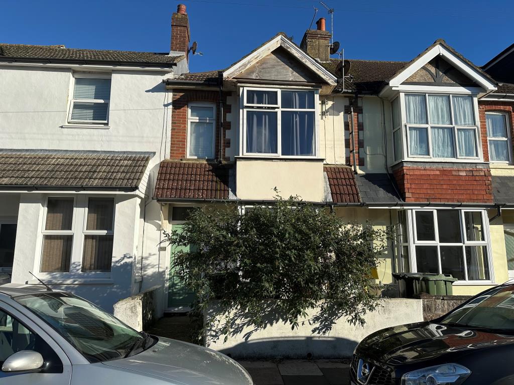 Lot: 166 - TWO-BEDROOM GROUND FLOOR FLAT WITH GARDEN - Outside of terraced property arranged as two flats